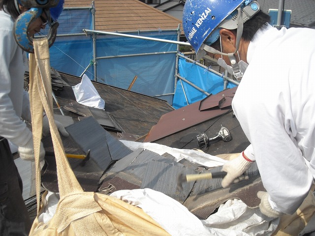 廃材だらけの屋根